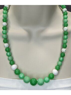 Vintage Retro Green & White Beaded Necklace